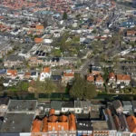 Zonnepanelen op daken van woningen, terwijl lagere inkomens nauwelijks profiteren
