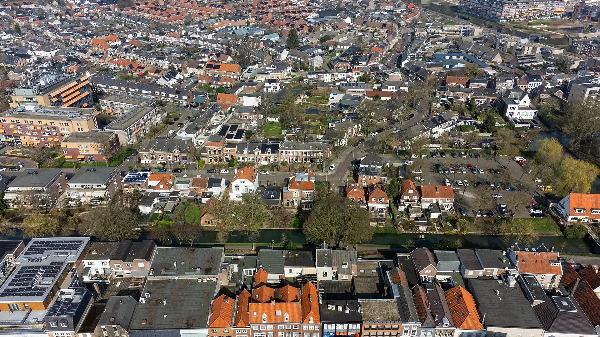 Zonnepanelen op daken van woningen, terwijl lagere inkomens nauwelijks profiteren