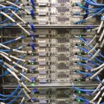 Serverruimte van een groot Microsoft-datacenter, illustratie bij datacenter energieverbruik in Nederland