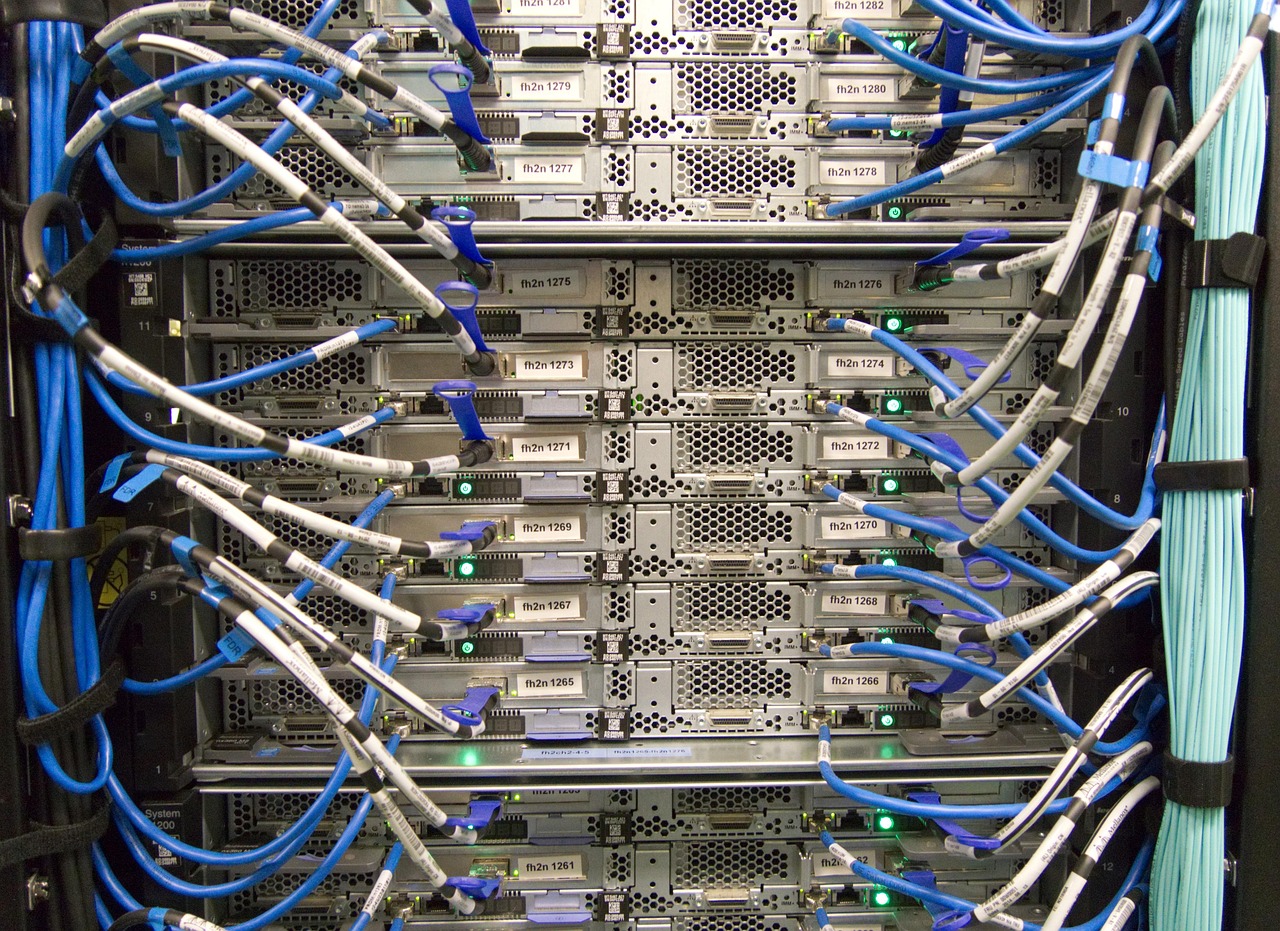 Serverruimte van een groot Microsoft-datacenter, illustratie bij datacenter energieverbruik in Nederland