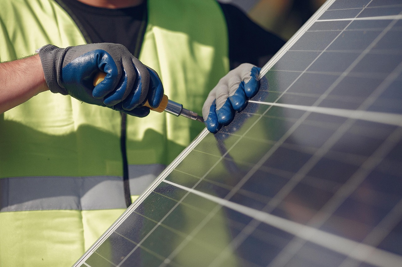 Zonnepanelen op een commercieel bedrijfspand, de energiebesparingsplicht zonnepanelen staat ter discussie