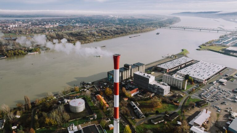 Een warmtekrachtkoppeling (WKK) installatie die gas omzet in elektriciteit en warmte