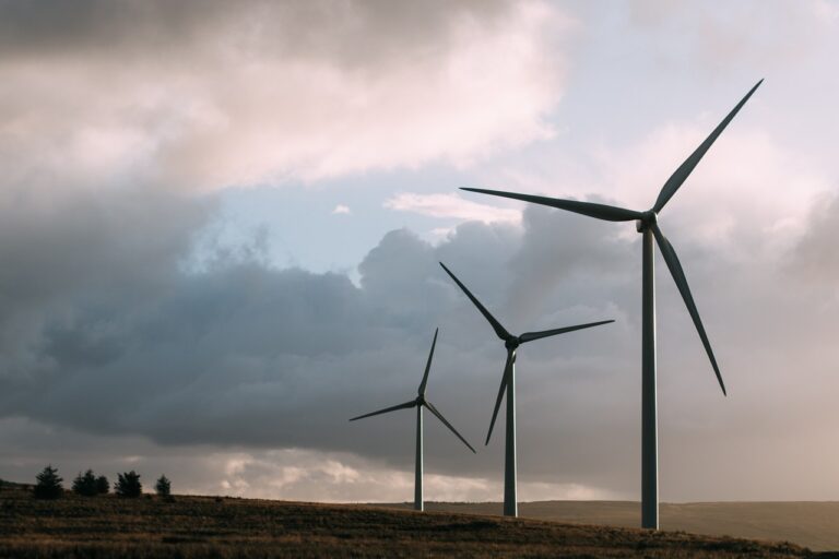 Windmolens naast een woonwijk, ter illustratie van de nieuwe afstandsnorm windmolens