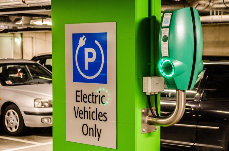 Elektrische auto aangesloten op bidirectioneel laadpunt bij woning met zonnepanelen