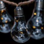 installateur plaatst digitale meter in meterkast bij woning met zonnepanelen