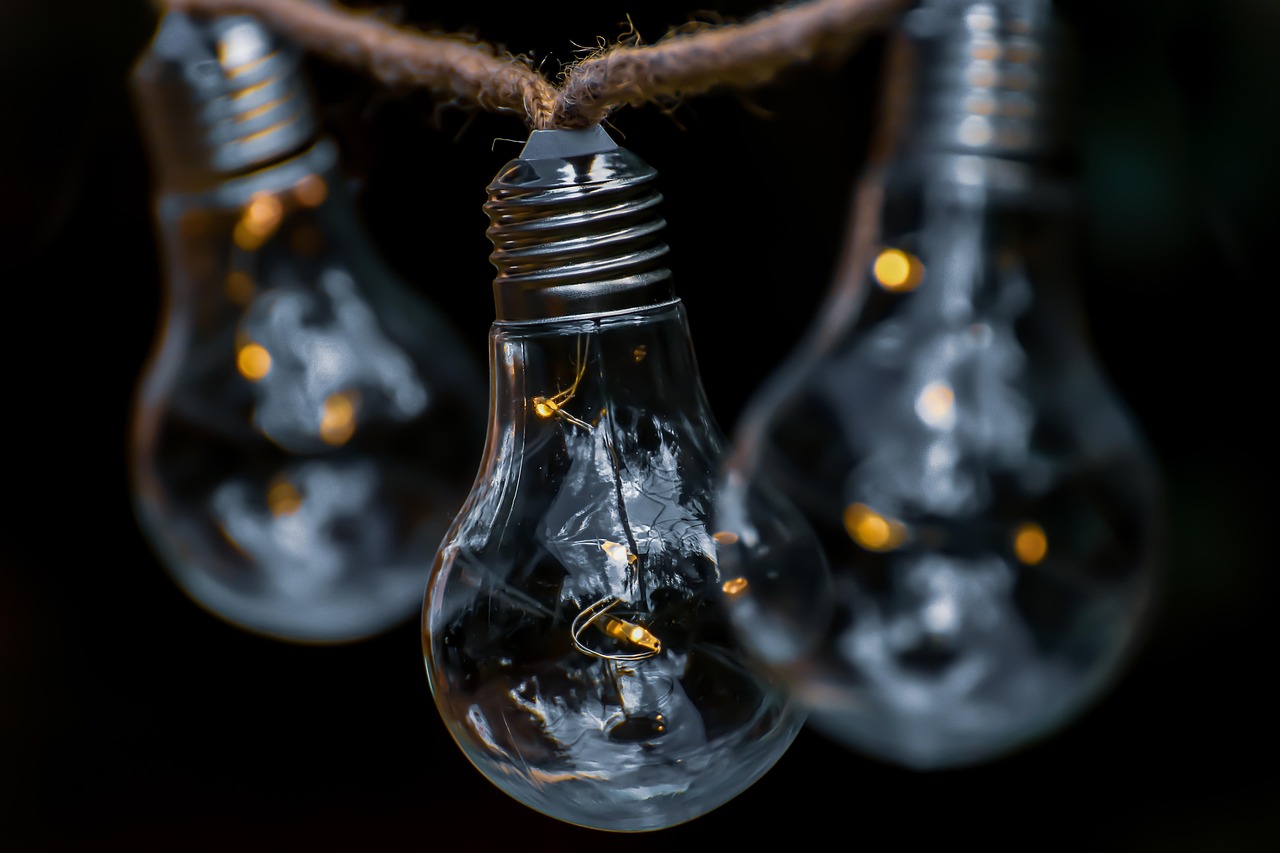 installateur plaatst digitale meter in meterkast bij woning met zonnepanelen