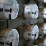 Huiseigenaar bekijkt stroomrekening, elektriciteitsbelasting omlaag voor huishoudens
