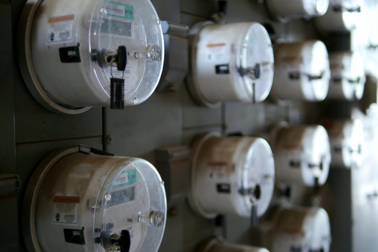 Huiseigenaar bekijkt stroomrekening, elektriciteitsbelasting omlaag voor huishoudens