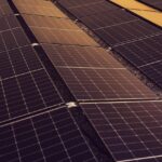 Huiseigenaar die groene claims controleert op energieproducten voor de woning
