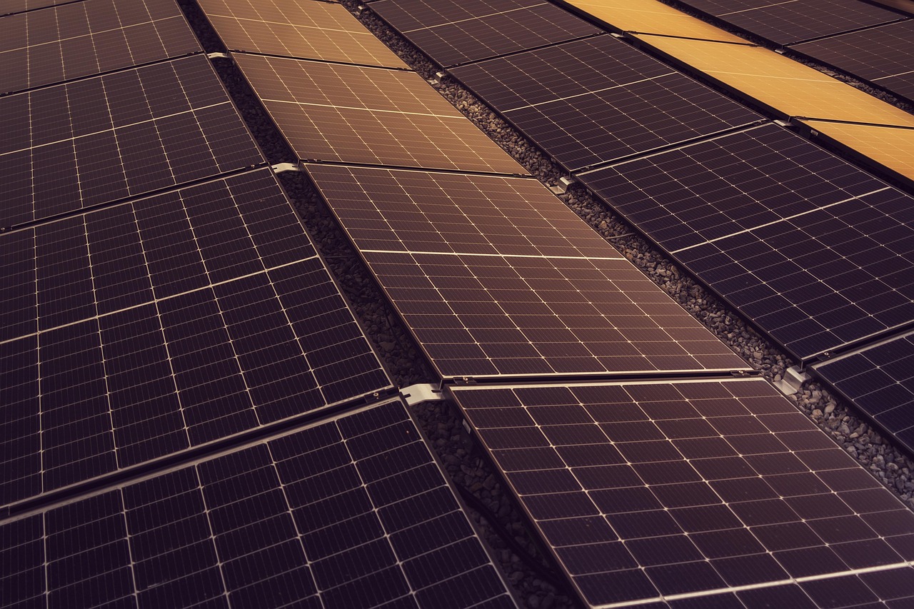 Huiseigenaar die groene claims controleert op energieproducten voor de woning