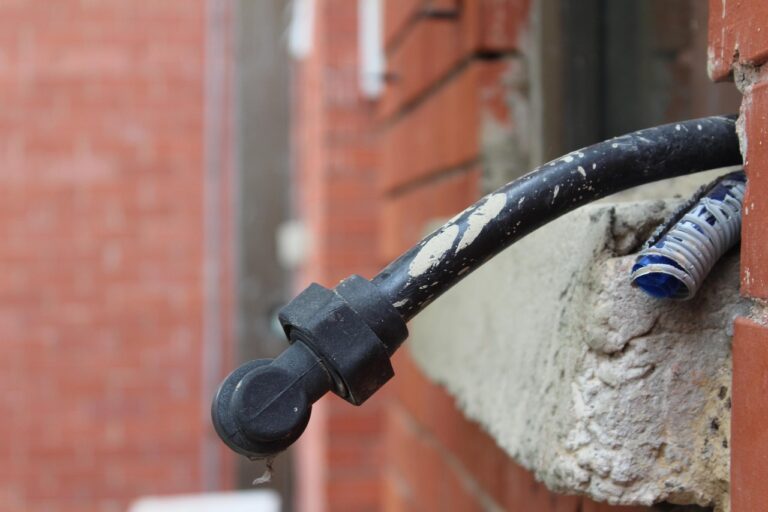Bewoners van een appartementencomplex zijn volledig afhankelijk van hun leverancier bij een koudenet storing