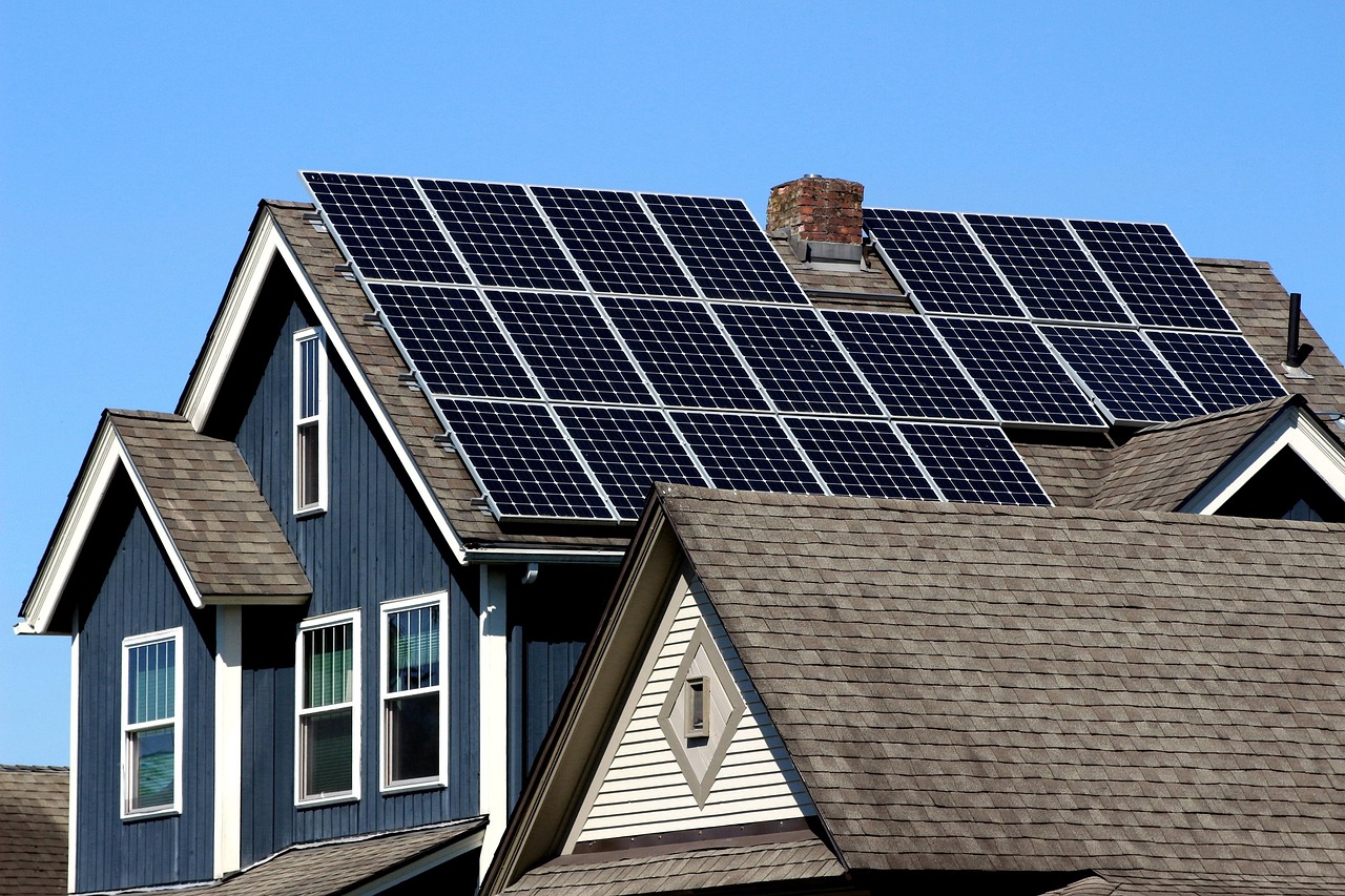 Huiseigenaar bekijkt energiefactuur met terugleverkosten per kilowattuur